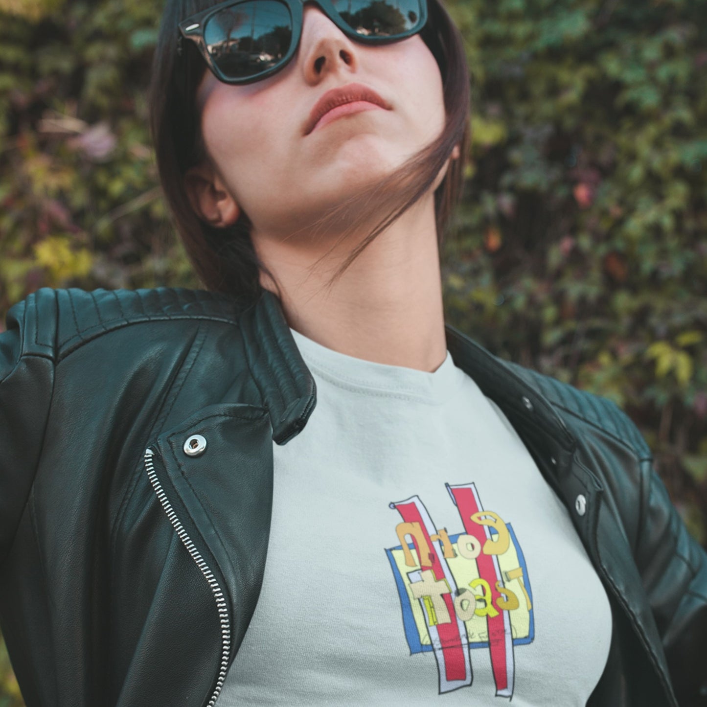 Cool girl wearing a light blue t-shirt with a colorful abstract drawing outside.